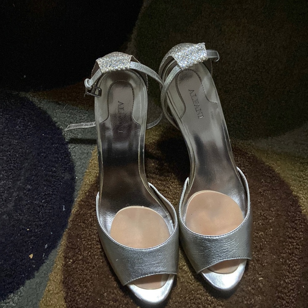 9 1/2M Gold Heel